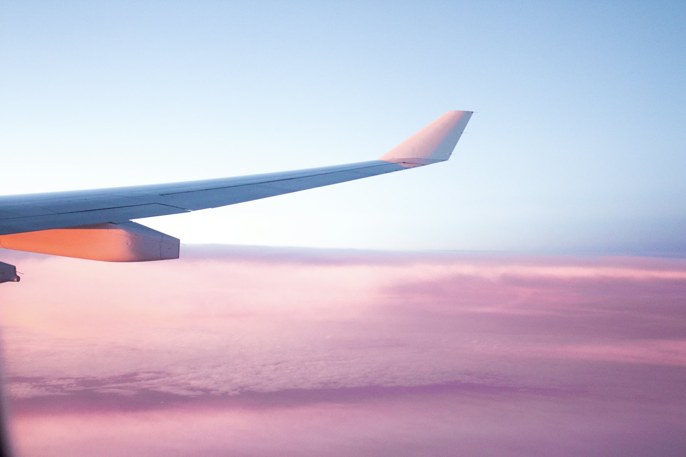 Asa de avião sobre uma camada de nuvens